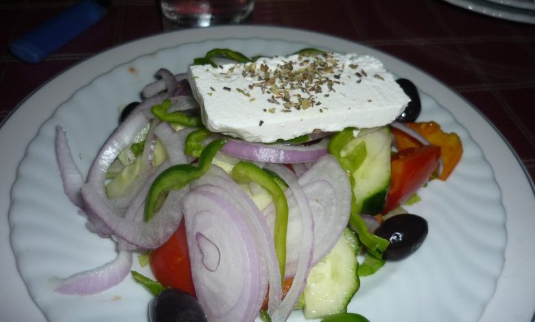Feta peynirli, domatesli ve zeytinli klasik Yunan salatası