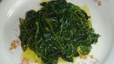 Zeytinyağı ve limonla servis edilen haşlanmış horta tabağı