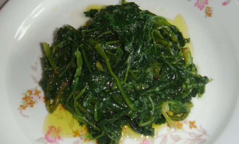 Horta Nedir: Yunan Sofrasının Yabani Otları ve Faydaları 1 Zeytinyağı ve limonla servis edilen haşlanmış horta tabağı