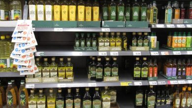 Markette yan yana dizilmiş zeytinyağı şişeleri