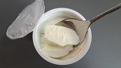 Acik yogurt kabinda kasikla alinan kalin kivamli yogurt