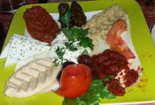 Küçük tabaklarla servis edilen meze çeşitleri