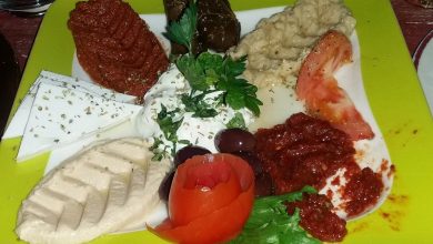 Küçük tabaklarla servis edilen meze çeşitleri