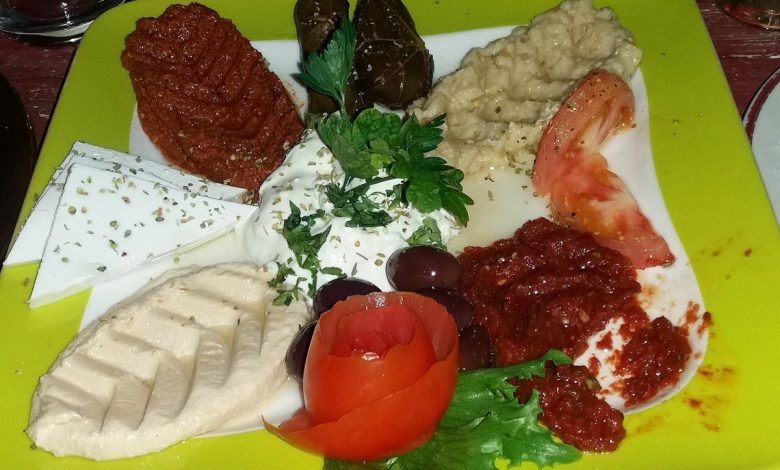 Meze Kültürü: Küçük Tabakla Yemek Neyi Değiştiriyor 1 Küçük tabaklarla servis edilen meze çeşitleri