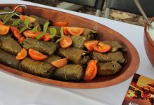Zeytinyağlı yaprak sarma ve domates dilimleri