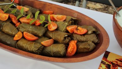 Zeytinyağlı yaprak sarma ve domates dilimleri